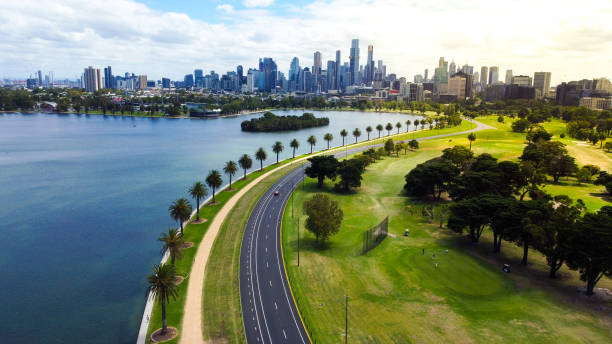 What is the average time it takes to complete a loop around Albert Park Lake on foot?